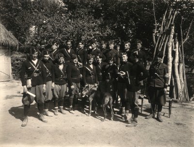Album "MVSN- Blackshirts": Militsgruppe med dolkmodell 20 år (s/hvitt-bilde) av M. Borchi
