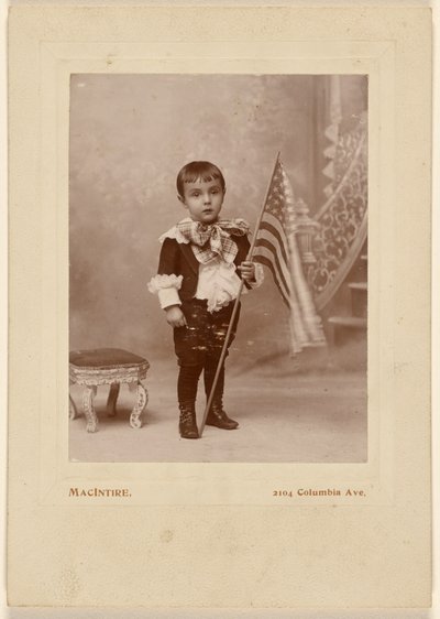 [Liten gutt står og holder et amerikansk flagg] av MacIntire