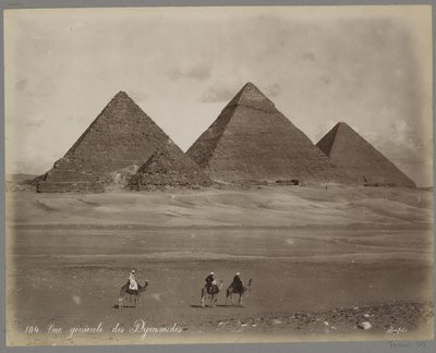 Utsikt over pyramidene i Mykerinos, Chephren og Cheops ved Giza Vue Generale des Pyramides (tittel på objekt) av Maison Bonfils
