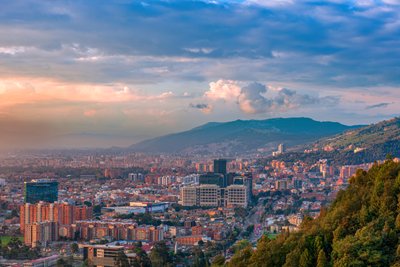 Bogota, Colombia - Panoramautsikt med høy vinkel over den nordlige delen av hovedstaden sett fra La Calera på Andesfjellene. av Mano Chandra Dhas