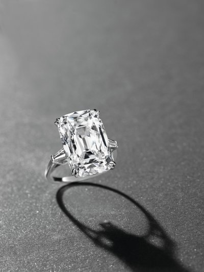En elegant ring (platina og diamant) av Manuel Cusí
