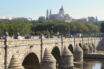 Puente de Segovia, opprinnelig bygget av Juan de Herrera (1530-97) og gjenoppbygd i 1682 av Manuel and Jose del Olmo