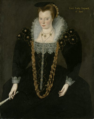 Portrett av Lucy, Lady Reynell fra Ford, trekvart lang, i en mørk kjole med hvit blondekrage og gull- og perlekjeder, med en vifte i høyre hånd med identifiserende inskripsjon av Marcus the Younger Gheeraerts