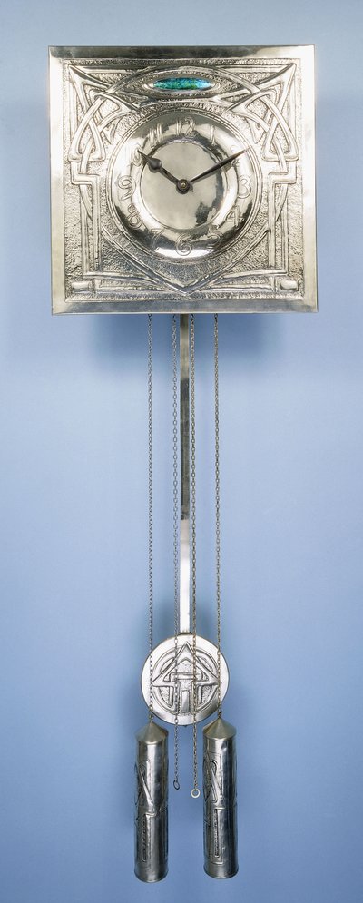 En veggklokke av Margaret Gilmour (1860-1942), dekorert i repouse med keltisk entrelac-design av Margaret Gilmour