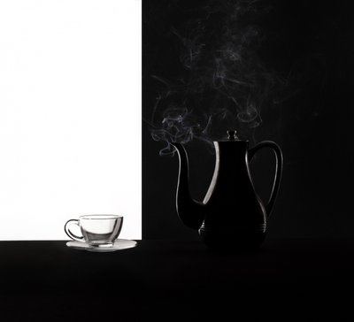 Kontrasten mellom dampende kaffe av Margareth Perfoncio