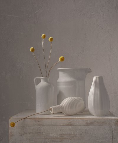 Hvite vaser med gule blomster av Margareth Perfoncio