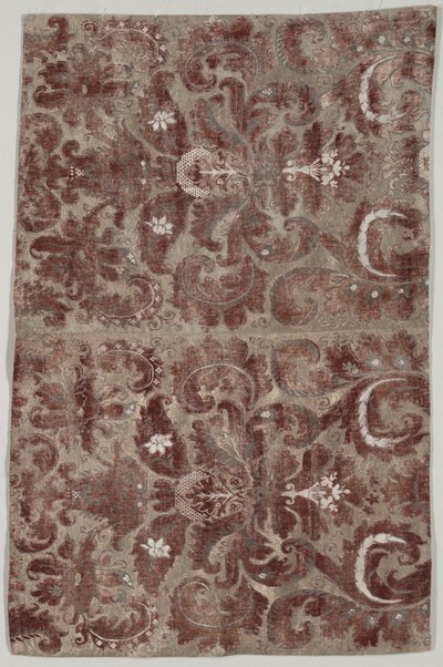 To sammenføyde paneler av "Fortuny Painted Velvet" av Mariano Fortuny y Madrazo