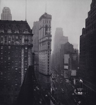 Manhattan: Regn over Times Square (s/hvitt bilde) av Mario Bucovich