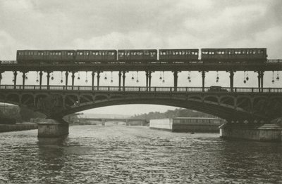 Paris: Pont de Passy (s/hvitt bilde) av Mario Bucovich