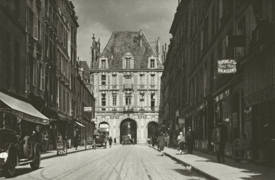 Paris: Rue de Birague (s/hvitt bilde) av Mario Bucovich