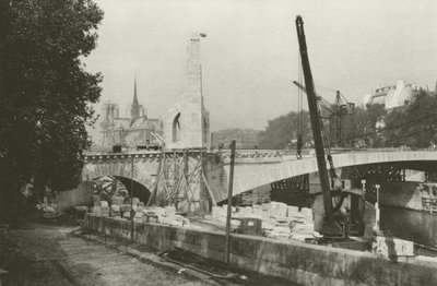 Paris: Utsikt fra bredden av Seinen på Notre-Dame (s/hvitt bilde) av Mario Bucovich