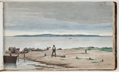 Utsikt mot et strandlandskap med stormskyer på himmelen. To menn jobber ved en båt og en brann i forgrunnen av Martinus Rørbye