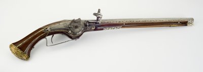 En av et par hjullåsehylsterpistoler, ca. 1650 (stål, slangetre, bein eller horn, forgylt messing og jern) av Master H. W.
