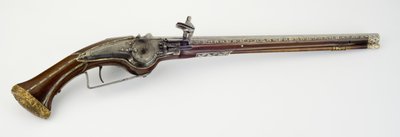 En av et par hjullåsehylsterpistoler, ca. 1650 (stål, slangetre, bein eller horn, forgylt messing og jern) av Master H. W.