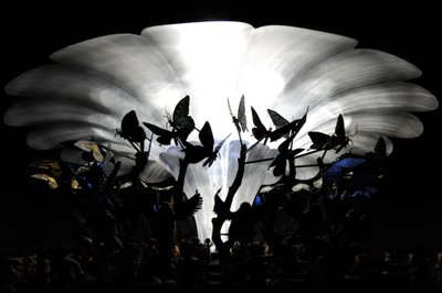 Hagen med ujordiske gleder, 2009 (stål, aluminium, gips, harpiks, LED-lys, motor) av Mat Collishaw