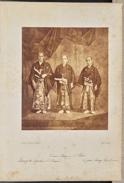 Gruppeportrett av hovedutsendingene fra den første japanske ambassaden til USA, Washington, D.C. av Mathew B. Brady