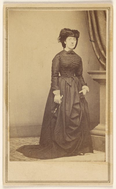 [Uidentifisert kvinne med hatt og lang mørk kjole.] av Mathew B. Brady