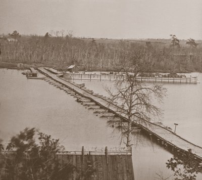 Føderal pontongbro over Appomattox (s/hv-bilde) av Mathew Brady