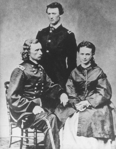 General George A. Custer (1839-76) med sin kone, Elizabeth, og broren, Tom (s/hv-bilde) av Mathew Brady