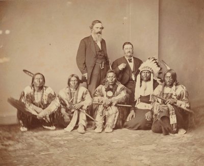 General J. E. Smith og indianere, 1870-tallet. av Mathew Brady