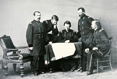 General Sheridan (1831-88) i konferanse med sine ansatte, inkludert George Custer (1839-76) (s/hv-bilde) av Mathew Brady