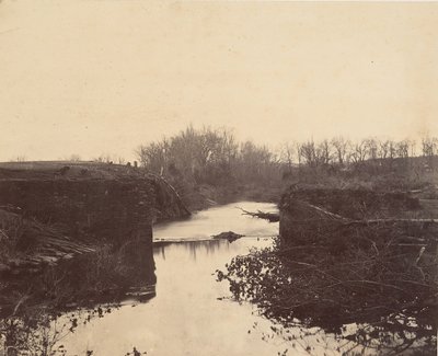 Ruinene av Stone Bridge - Bull Run, 1862. av Mathew Brady