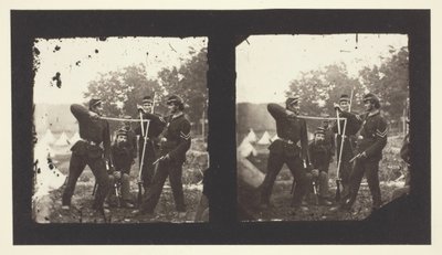 Uten tittel [Amerikanske soldater poserer med våpen], 1850-1900. av Mathew Brady