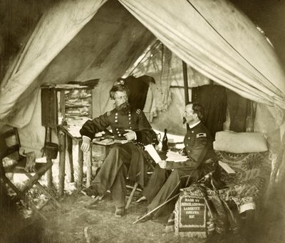 General Jefferson C. Davis & offiser Sittende i et telt, pub.1861 (bilde) av Mathew and studio Brady