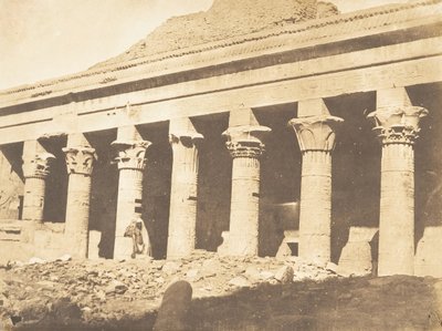 Side søylegang av gårdsplassen til Temple of Isis, ved Philae, april 1850. av Maxime Du Camp