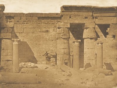 Gårdsplassen til Rhamses-Meiamoun-palasset, i Medinet-habou Theben Remains of a Coptic Church, 1849-50. av Maxime Du Camp