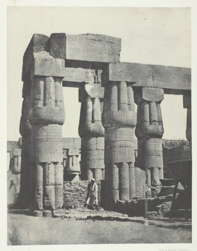 Luxor, Gruppe av kolonner i palasset, Theben, 184951, trykt 1852. av Maxime Du Camp