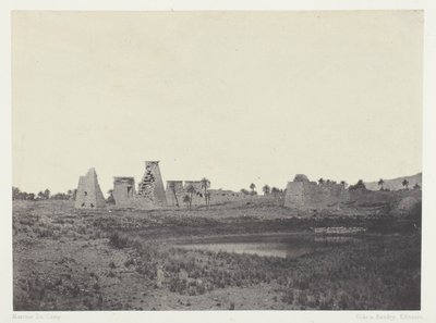 Karnak Palace, South Propylaea; Theben av Maxime Du Camp