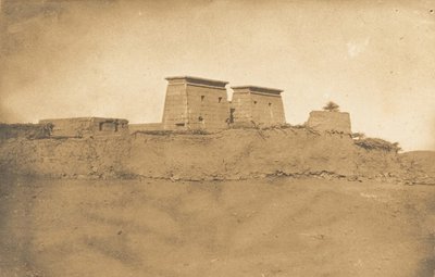 Utsikt over Pylonene i Khons-tempelet og en del av landsbyen Karnac, 1849-50. av Maxime Du Camp