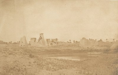 Utsikt over Propylaea av Palace of Karnac, tatt fra sørøst, 1849-50. av Maxime Du Camp