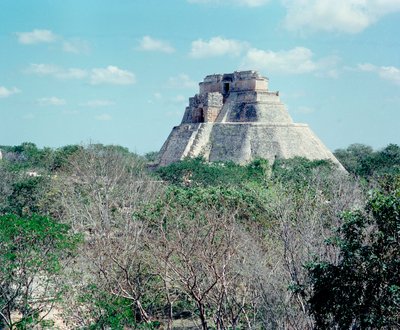 Pre-colombiansk sivilisasjon: utsikt over det øvre tempelet på stedet til Uxmals gamle Maya-hovedstad, Puuc-stil. Nord-Yucatan 600-900 e.Kr. Mexico av Mayan