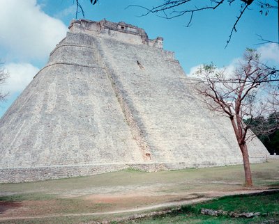 Før-colombiansk sivilisasjon: utsikt over det øvre tempelet på stedet til Uxmals gamle Maya-hovedstad, Puuc-stil. Nord-Yucatan 600-900 e.Kr. Mexico av Mayan