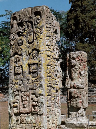 Stele A og C, Plaza of Ceremonies, 731 AD av Mayan