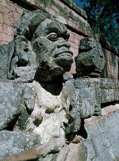 Steinskulpturer - tempel 11 av Mayan