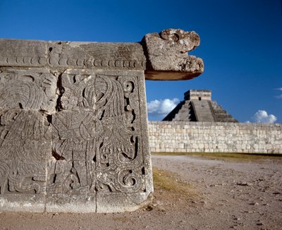 Den store balllekeplassen og i bakgrunnen castillo, 750-1200 av Mayan