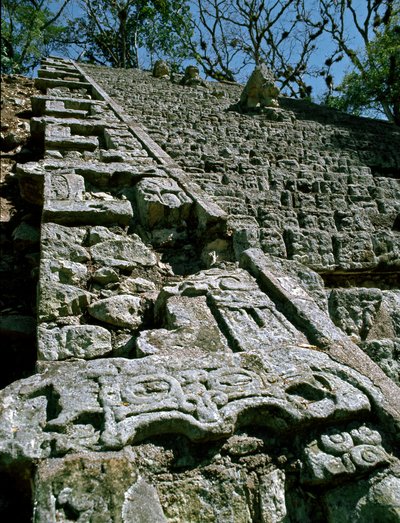 Utsikt over den hieroglyfiske trappen, 743 e.Kr av Mayan
