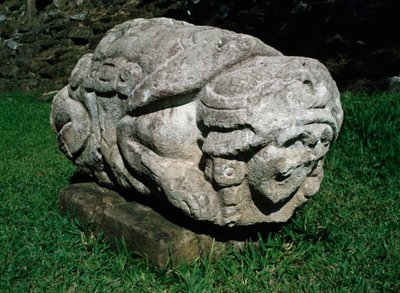 Zoomorfisk alter skåret i en blokk med gre av Mayan