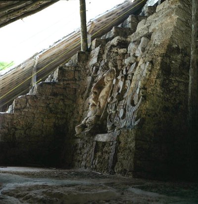 Arkitektonisk maske, Mascaronenes tempel, Kohunlich, Yucatan-halvøya, Mexico Tidlig klassisk periode (300-600 e.Kr.) (stukk og stein) av Mayan Mayan