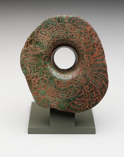 Øreblus med innskåret bilde av hovedfuglguden, ca. 300-500 (jadeitt) av Mayan Mayan