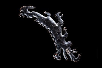 Eksentrisk flint som viser en krokodillekano med passasjerer, c.A.D. 600?-900 (flint) av Mayan Mayan