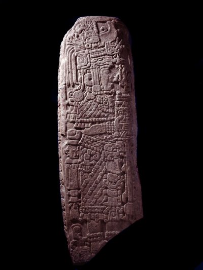 Precolombiansk kunst, Maya-sivilisasjonen, innledende klassisk periode: steinstele 5 fra El Zapote, Peten, Guatemala. Sol. h. 127 cm Guatemala, Museo Nazionale di Archeologia e Etnologia - førkolumbiansk kunst, Maya-sivilisasjonen, klassisk periode (ca. 25 av Mayan Mayan