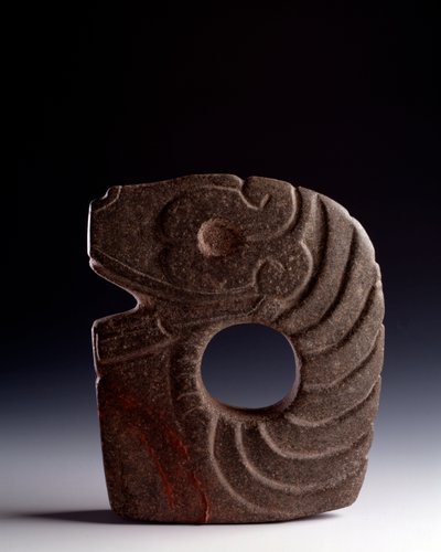 Precolombiansk kunst, Maya-sivilisasjon, klassisk periode: zoomorf øks i utskåret stein som representerer en stilisert slange. fra Bolivia, Escuintla, Guatemala. Dim. 25 x bredde 21 cm Guatemala, Nasjonalmuseet for arkeologi og etnologi - førkolumbiansk ku av Mayan Mayan