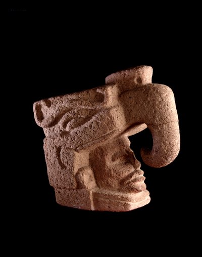 Precolombiansk kunst, Maya-sivilisasjon, førklassisk periode: steinskulptur som viser et mannshode som reiser seg fra munnen til en zoomorf gud som ligner himmelfuglen. Dim. 38 x bredde. 46 cm Guatemala, Museo Nazionale di Archeologia e Etnologia - Pre-C av Mayan Mayan