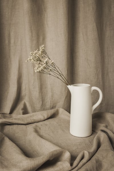 Minimalistisk blomsterstilleben av Mayra Pama