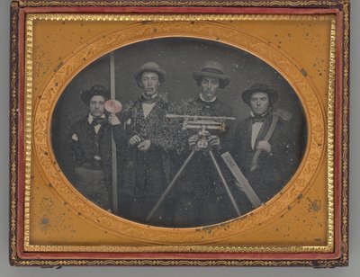 Uten tittel Group Portrait of Surveyors, 1855. av McDonell and Co.