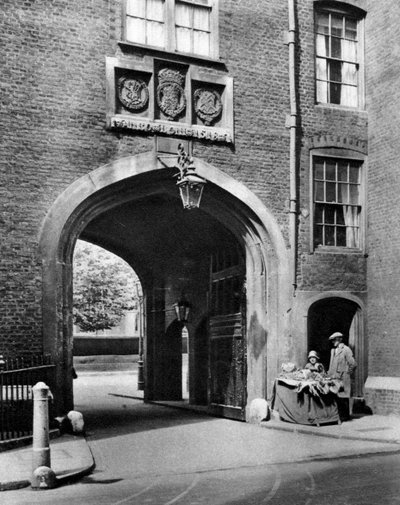En Tudor-port som fører til Lincolns Inn fra Chancery Lane, 1926-1927. av McLeish